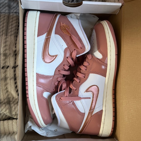 SALE! NWT Jordan 1 Pink and White High-Top Sneakers With Box & Crease Protectors - Picture 4 of 6